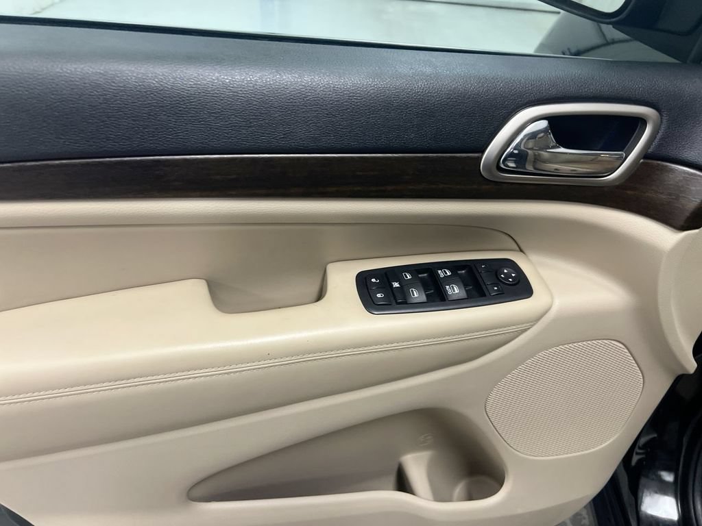 Used 2016 Jeep Grand Cherokee Laredo w/ Quick Order Package 23E AWD/4WD image 19
