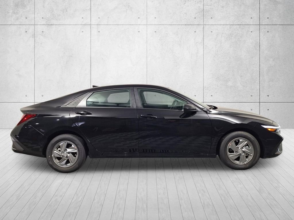 Used 2026 Hyundai Elantra SE FWD image 4