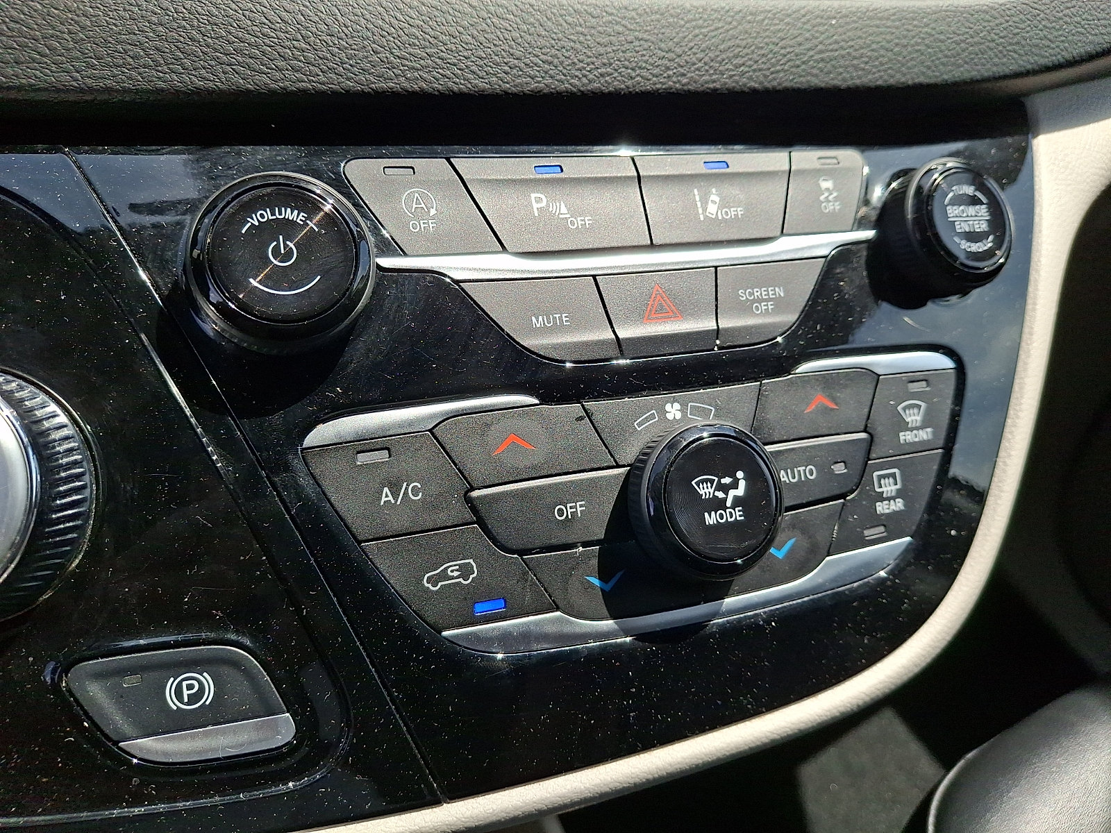 Used 2024 Chrysler Pacifica Touring-L FWD image 16