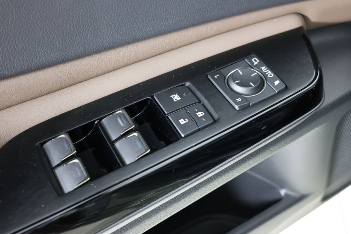 Used 2024 Lexus ES 300h Ultra Luxury w/ Accessory Package (Z2) FWD image 23