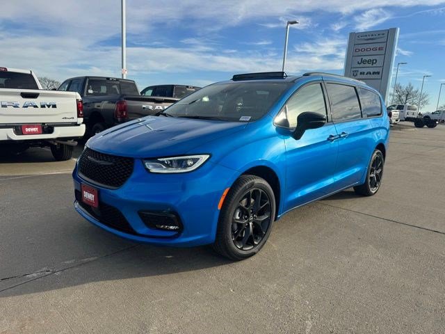 New 2026 Chrysler Pacifica Limited w/ S Appearance Package image 3