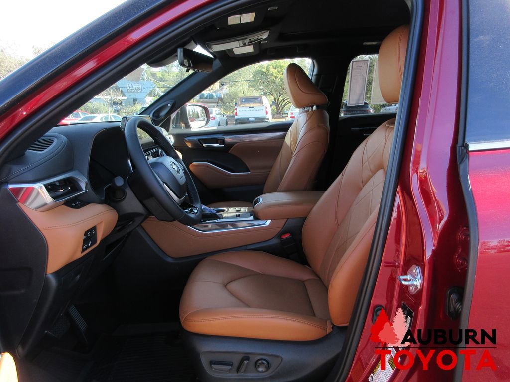 New 2026 Toyota Highlander Platinum image 12