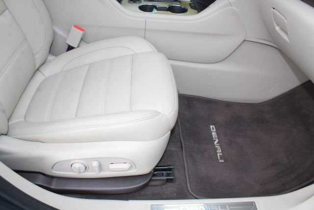 Used 2019 GMC Acadia Denali w/ Technology Package FWD image 16