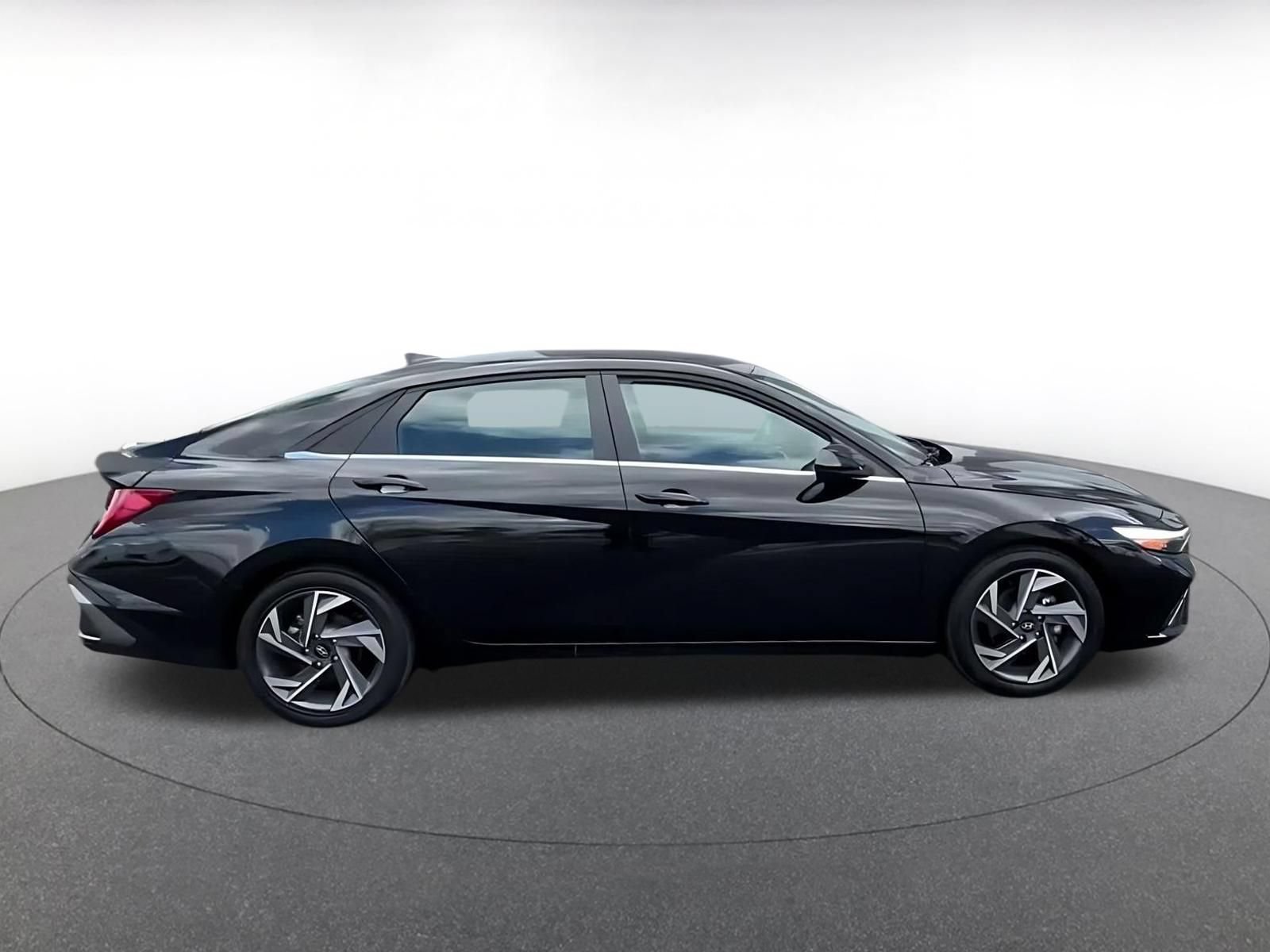 Used 2025 Hyundai Elantra SEL FWD image 14