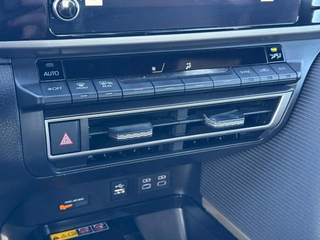 Used 2025 Toyota Camry SE image 18