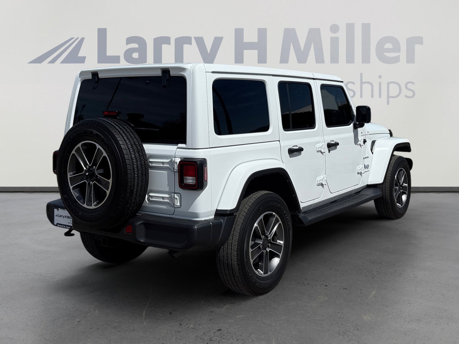 Used 2023 Jeep Wrangler Unlimited Sahara AWD/4WD image 5