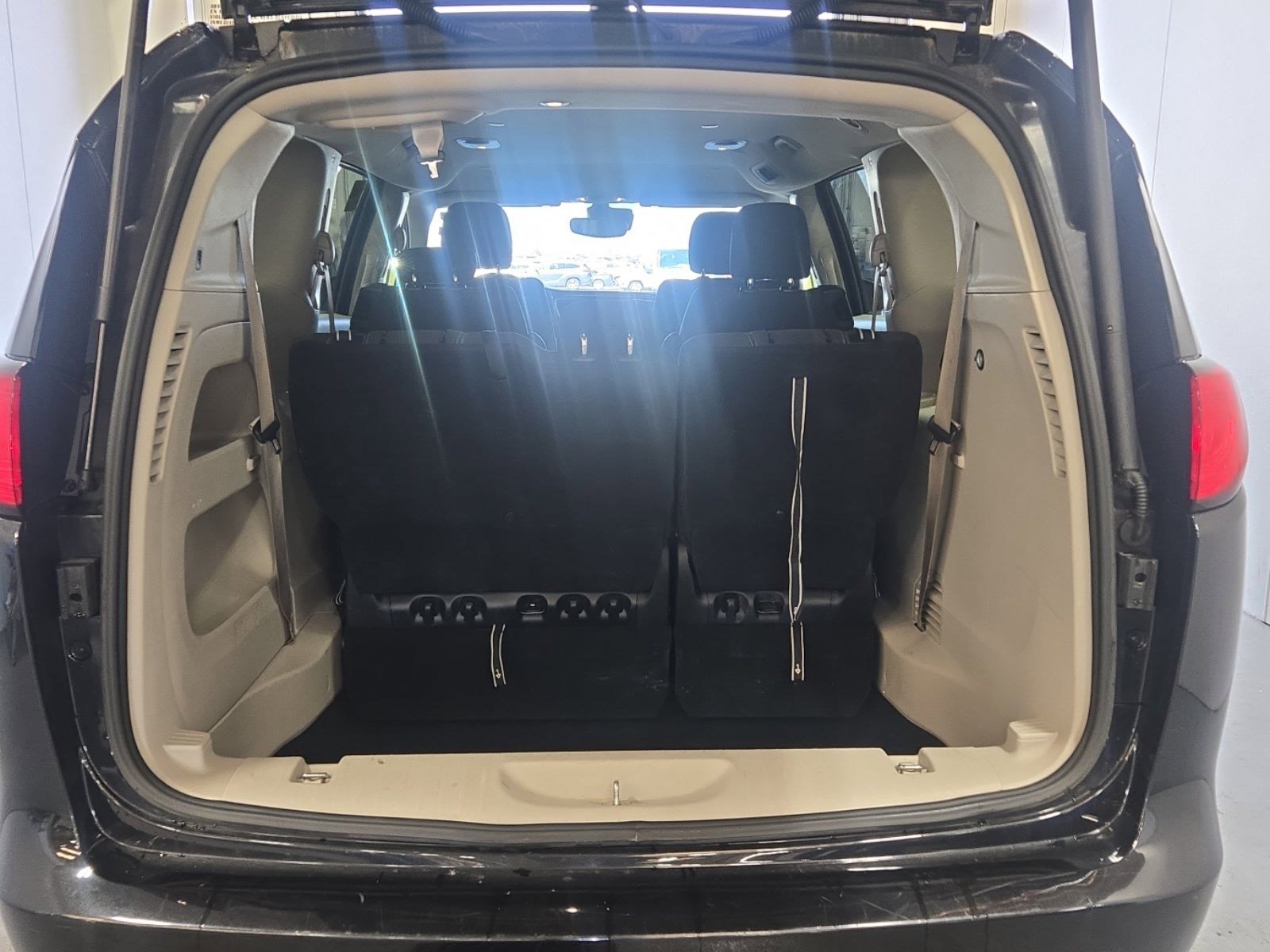 Used 2023 Chrysler Voyager LX image 17