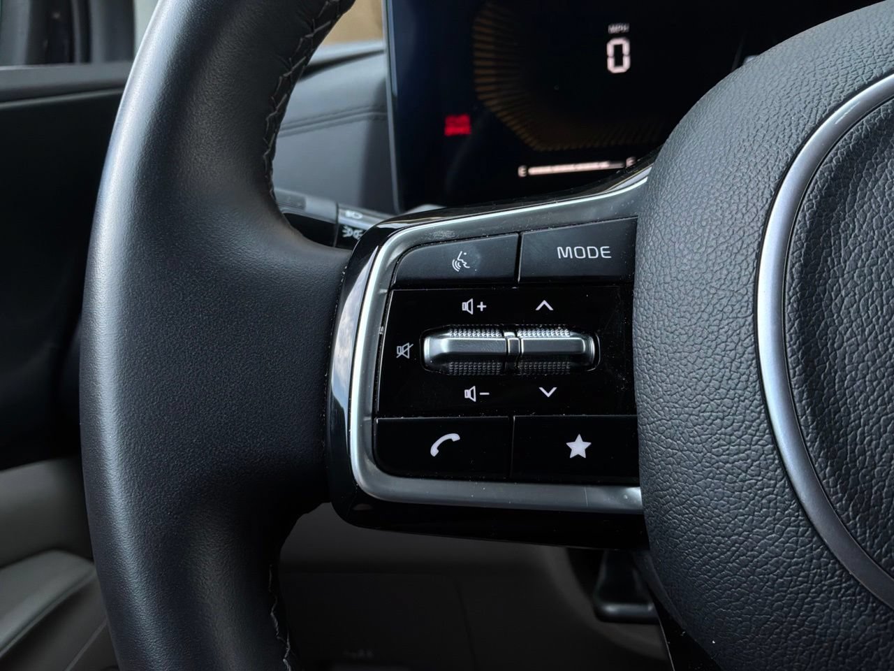 Used 2026 Kia Carnival FWD image 38