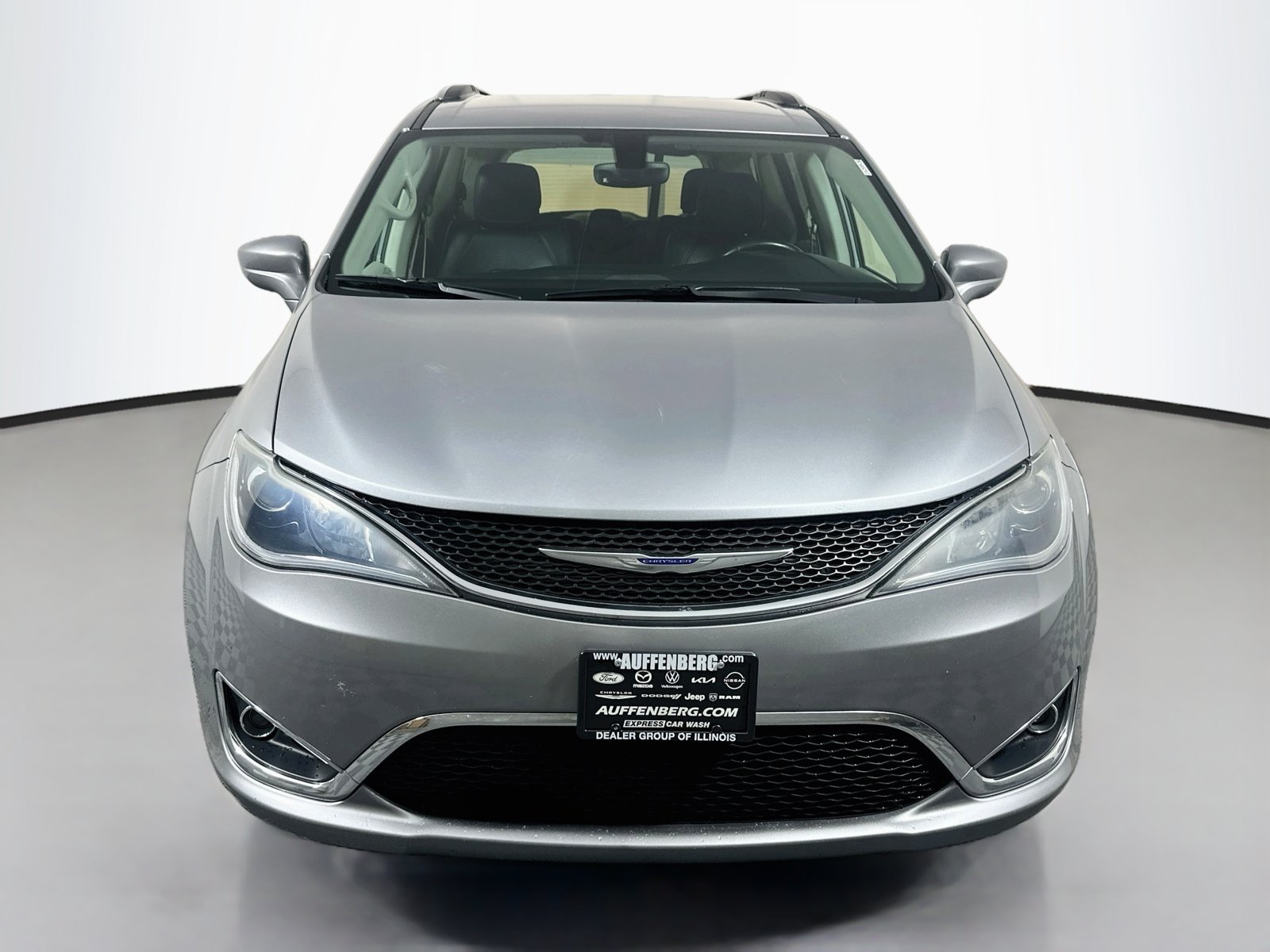 Used 2019 Chrysler Pacifica Touring-L FWD image 2