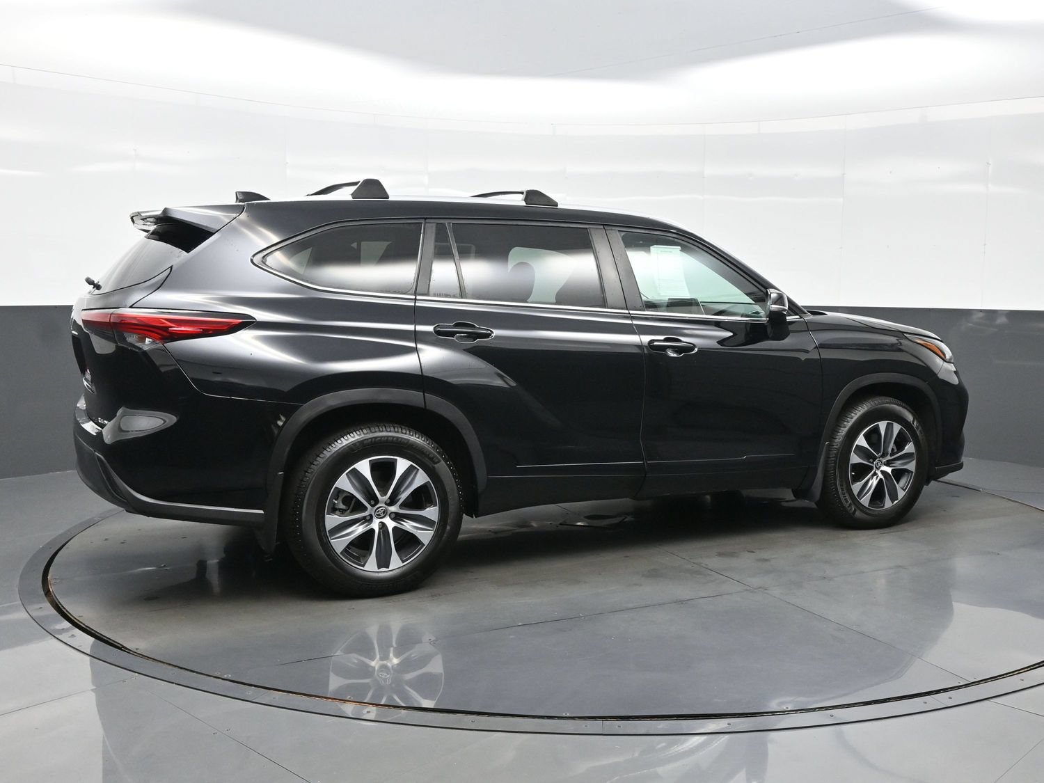 Used 2023 Toyota Highlander XLE AWD/4WD image 6