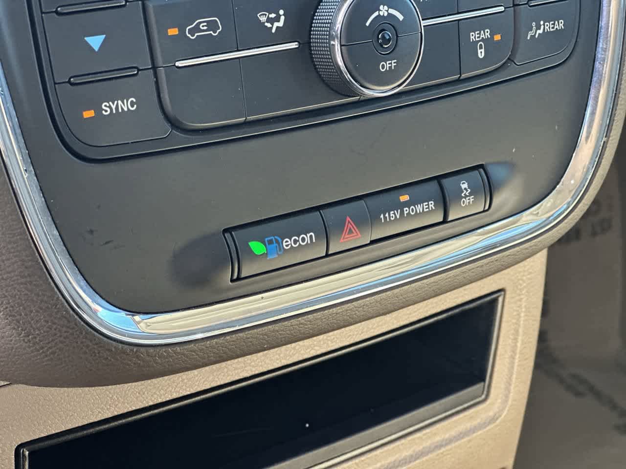 Used 2016 Chrysler Town & Country Touring FWD image 17