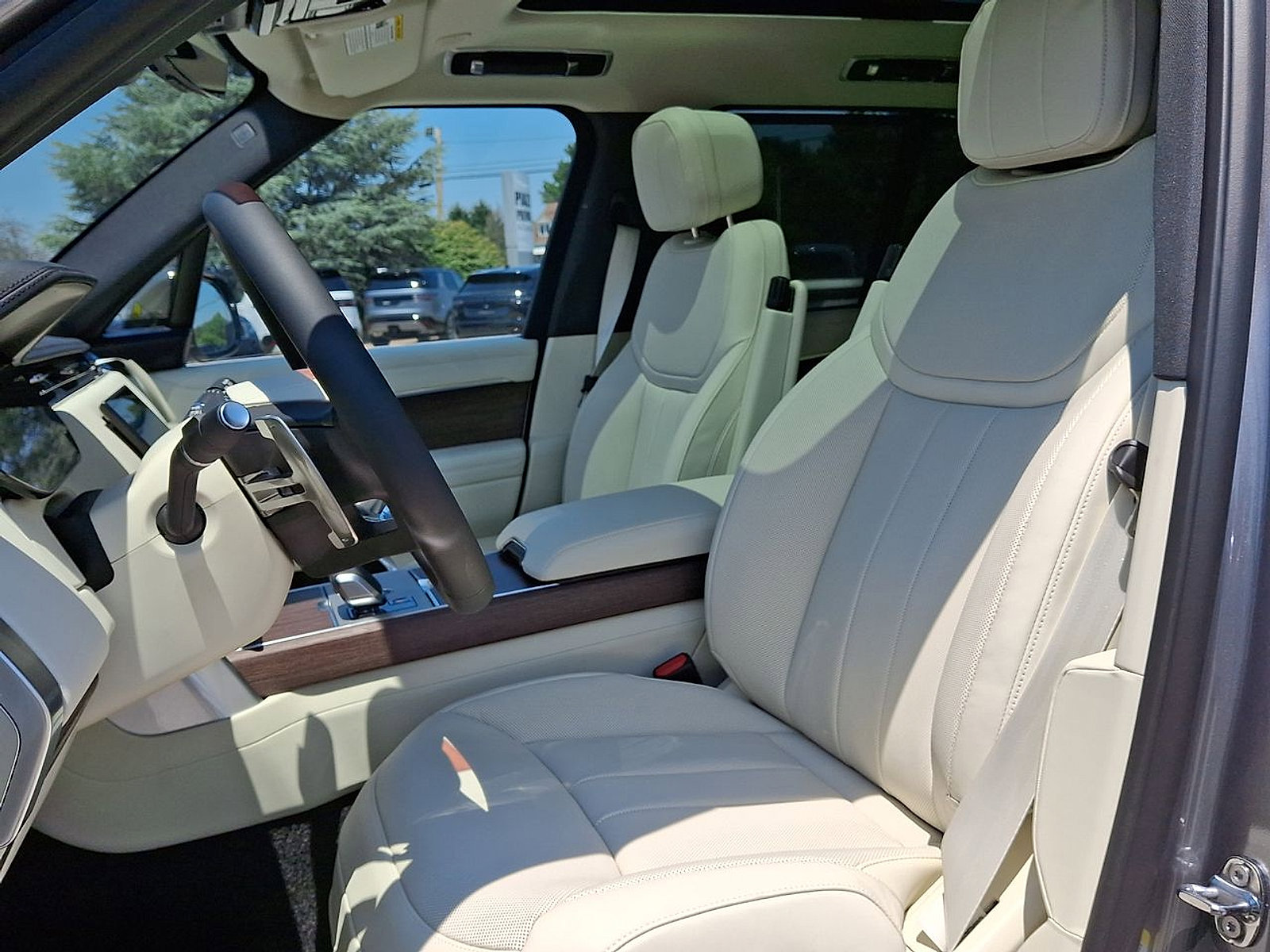 New 2025 Land Rover Range Rover SE image 17