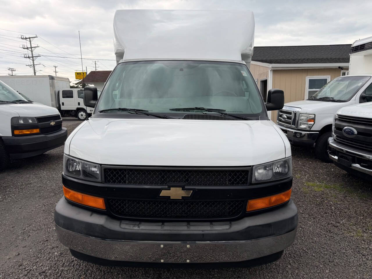 Used 2017 Chevrolet Express 3500 RWD image 2