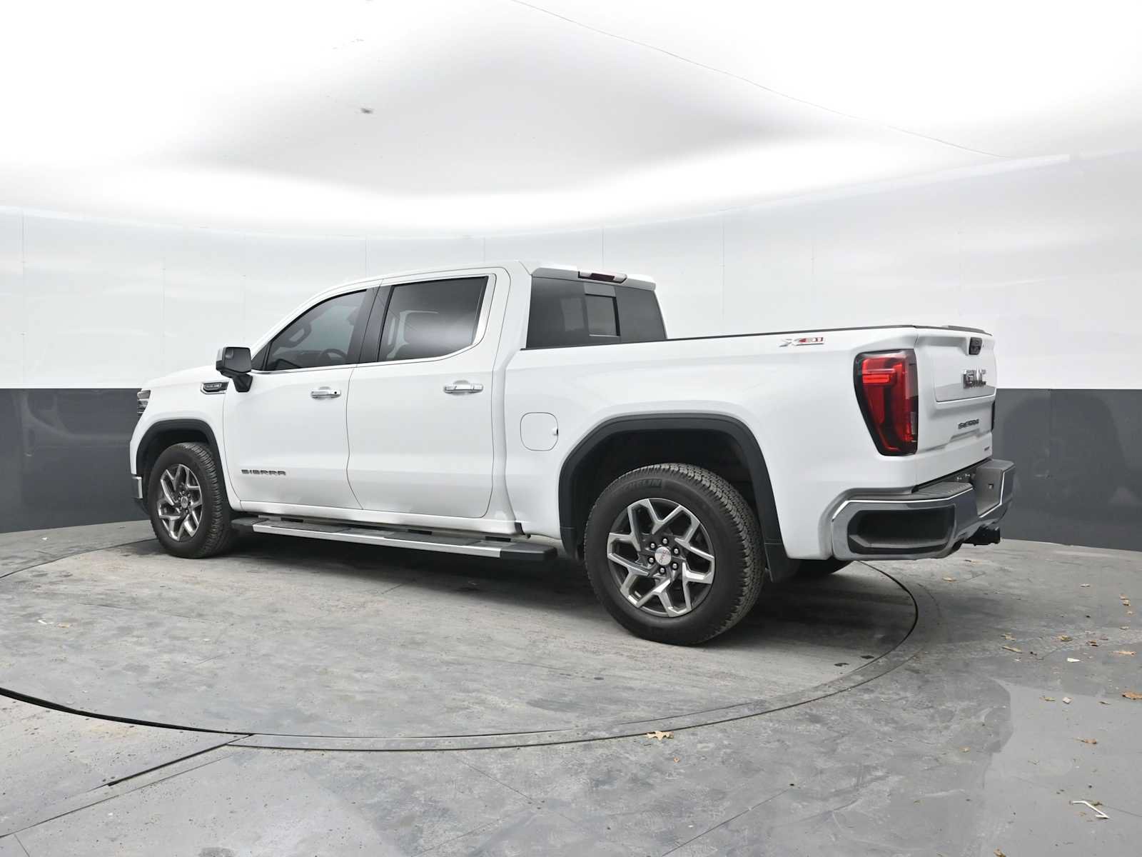 Used 2023 GMC Sierra 1500 SLT w/ SLT Premium Package AWD/4WD image 2