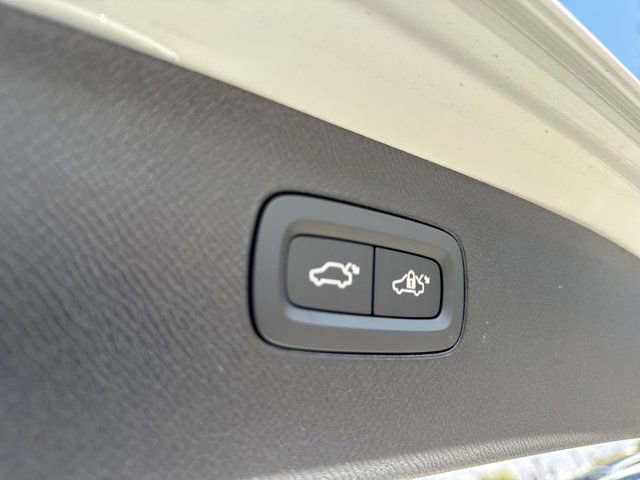 New 2025 Volvo XC90 T8 Plus w/ Protection Package Premier image 9