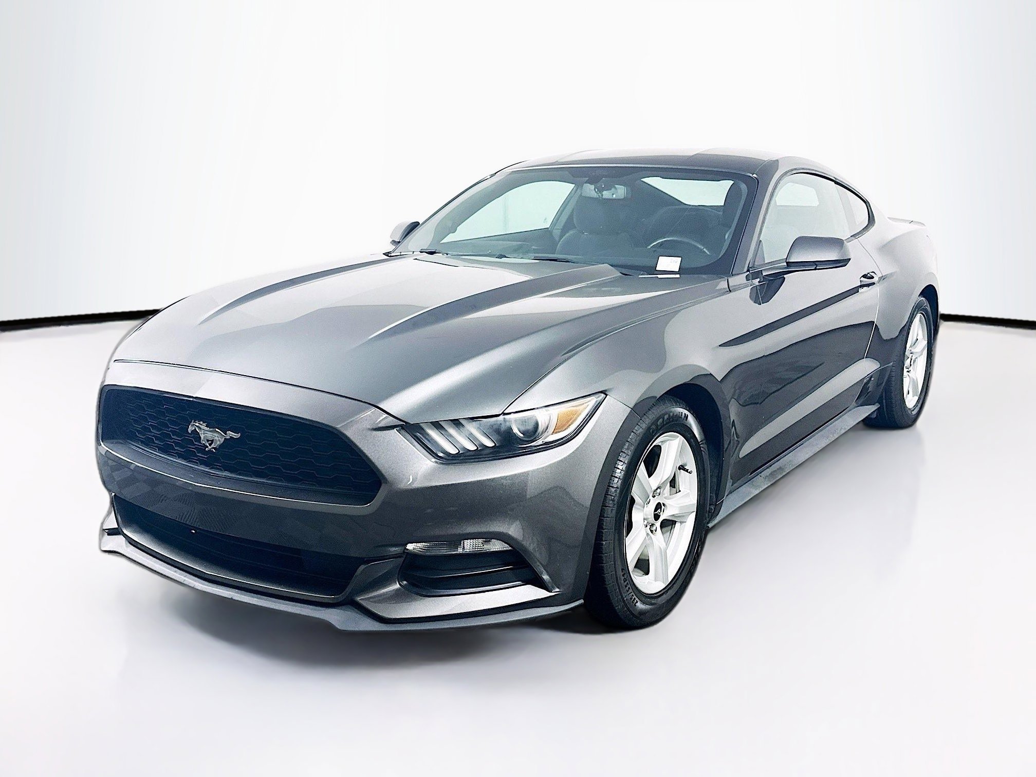 Used 2017 Ford Mustang V6 image 3