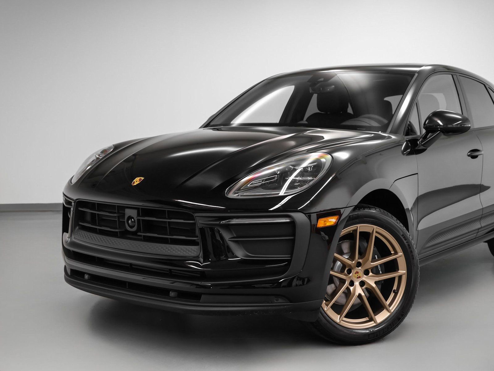 Certified 2025 Porsche Macan image 7