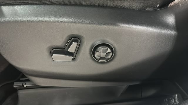 Used 2024 Chrysler Pacifica Limited FWD image 8