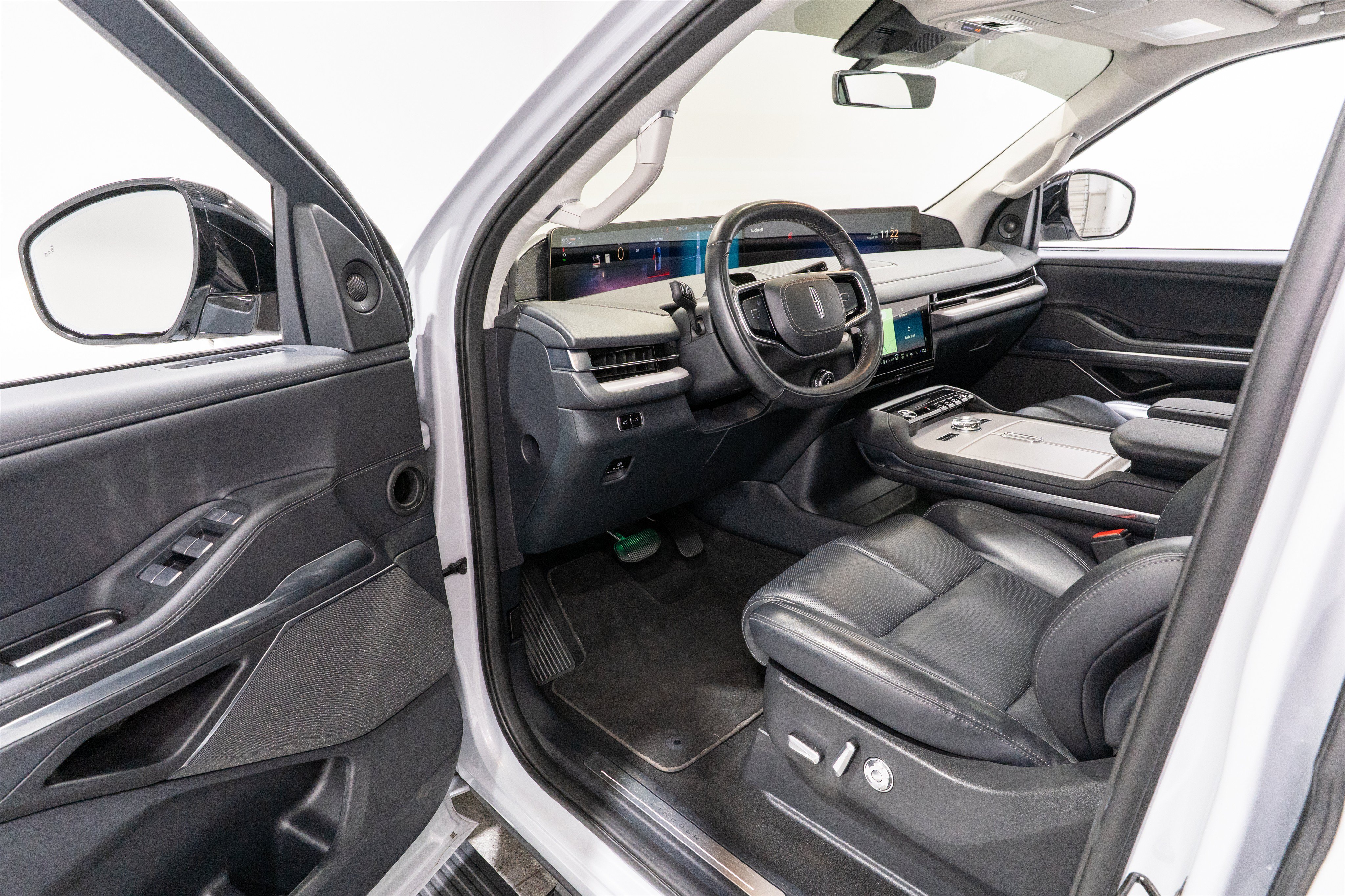 Used 2025 Lincoln Navigator Reserve AWD/4WD image 13