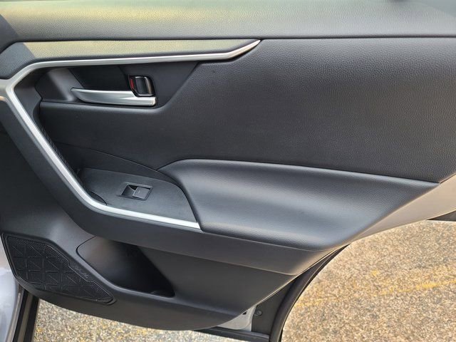 Used 2023 Toyota RAV4 SE image 17