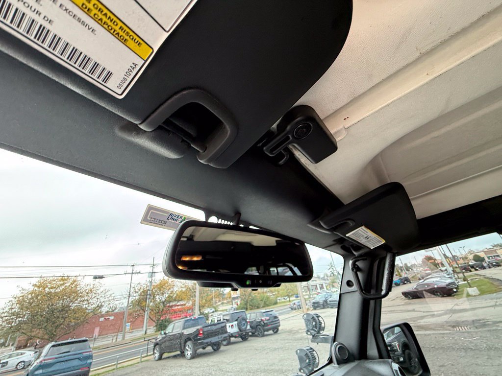 Used 2014 Jeep Wrangler Unlimited Sahara w/ Connectivity Group AWD/4WD image 21