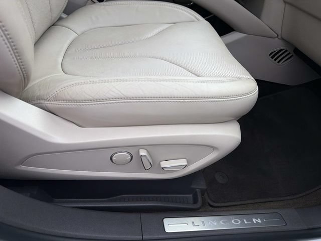 Used 2016 Lincoln MKX Reserve w/ Cargo Utility Package FWD image 16