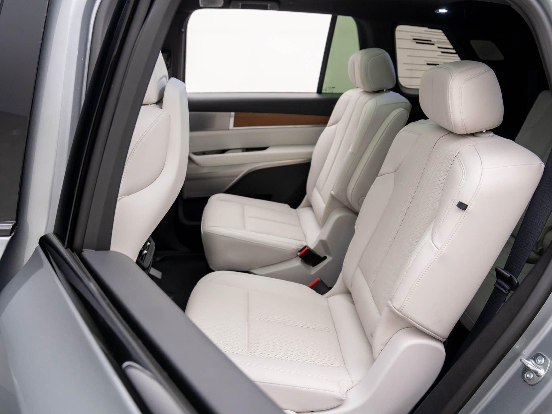 New 2026 Cadillac Vistiq Luxury w/ LPO, Floor Liner Package AWD/4WD image 18