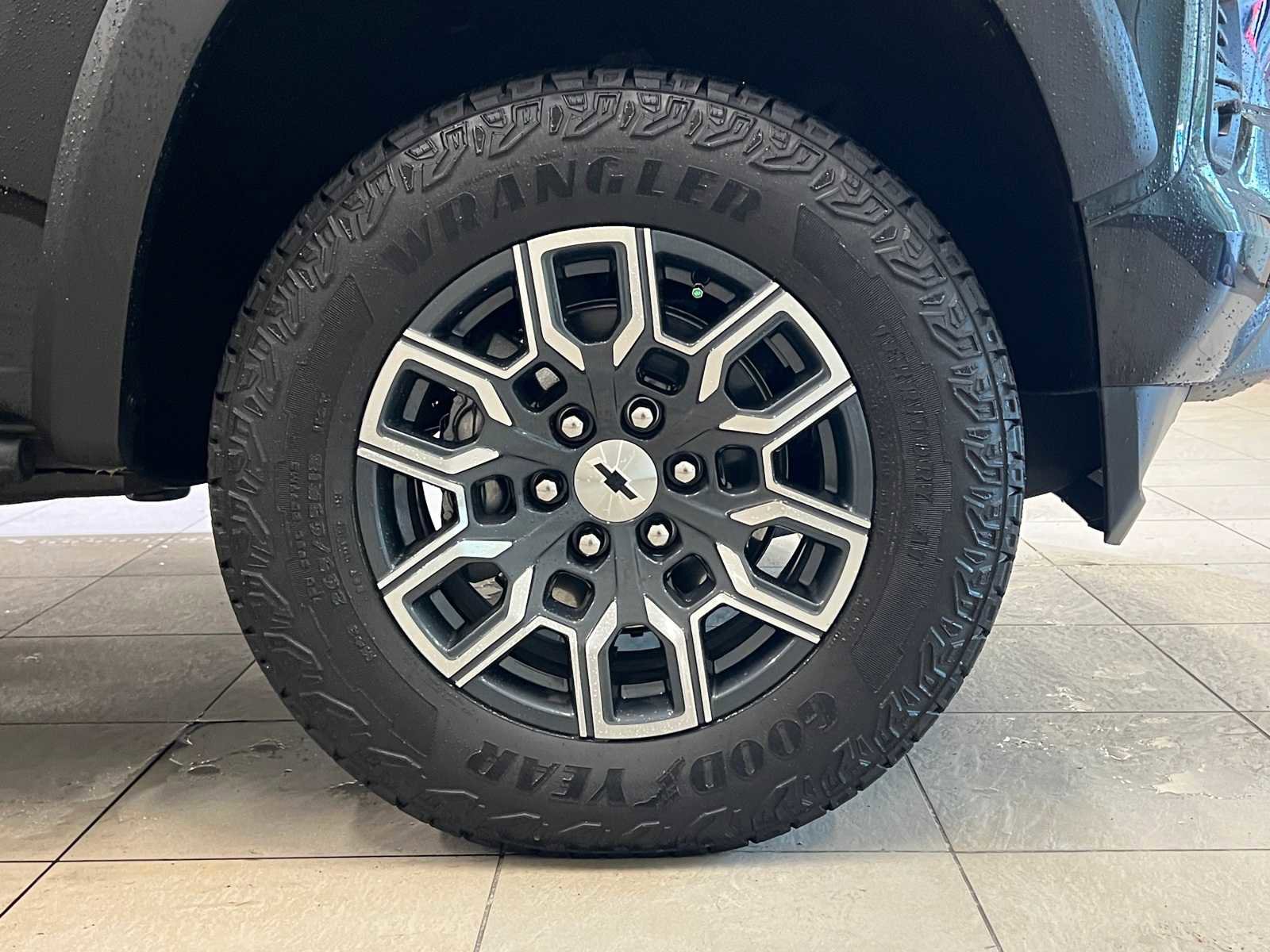 Used 2024 Chevrolet Colorado Z71 w/ Z71 Convenience Package 2 image 7