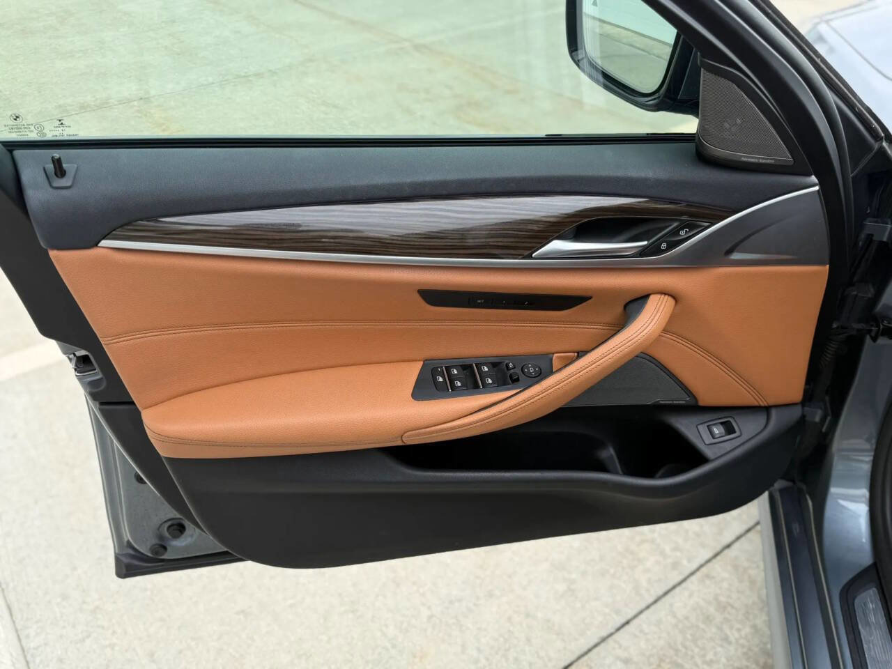 Used 2019 BMW 530i xDrive w/ M Sport Package image 12