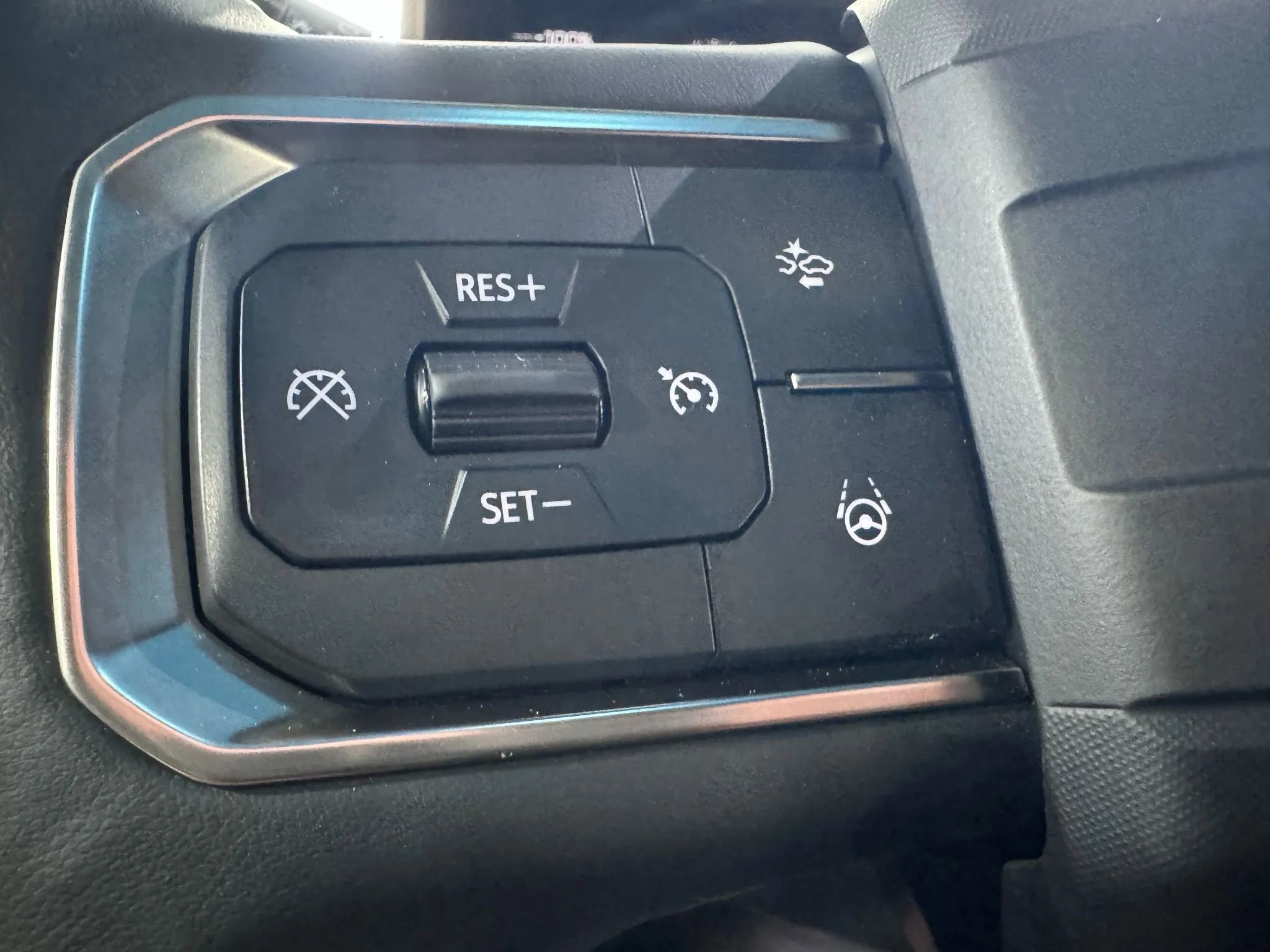 Used 2024 GMC Hummer EV 2X w/ LPO, Illumination Package image 31