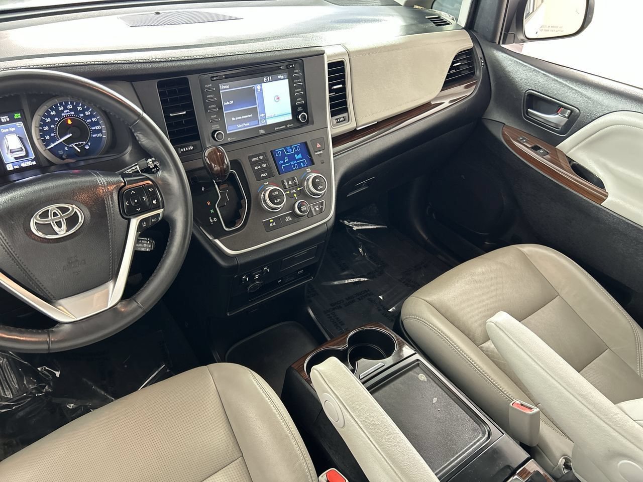 Used 2020 Toyota Sienna Limited Premium w/ Carpet Mat Package FWD image 23