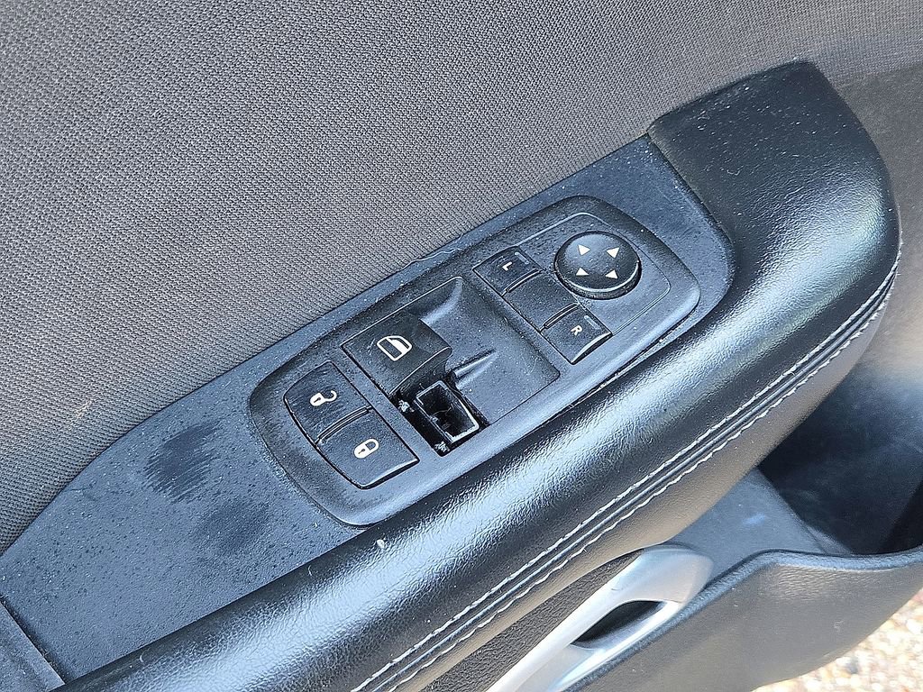 Used 2015 Dodge Challenger SXT image 18