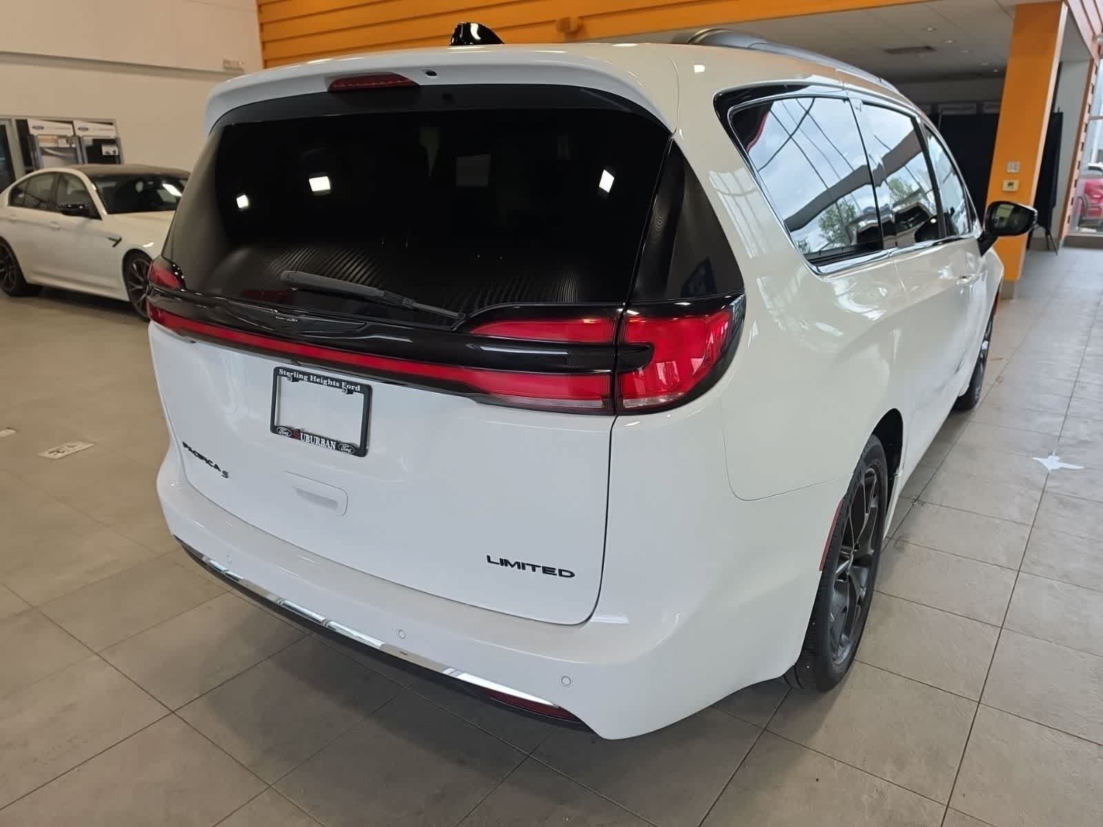 Used 2025 Chrysler Pacifica Limited FWD image 8