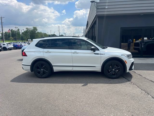 Used 2024 Volkswagen Tiguan SE R-Line AWD/4WD image 2