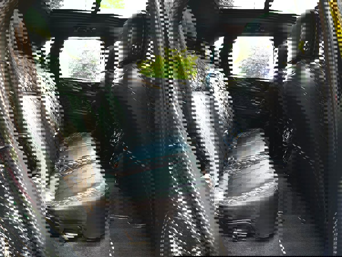 Used 2020 Bentley Bentayga Plug-In Hybrid image 26