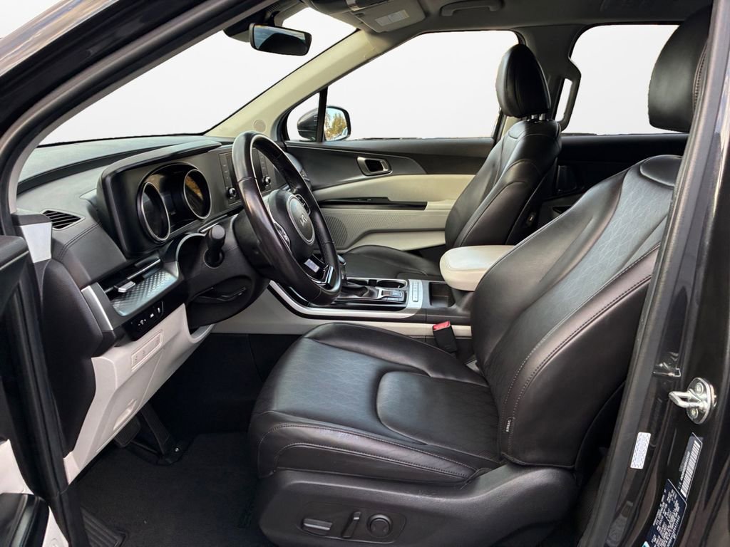 Used 2024 Kia Carnival LX image 18