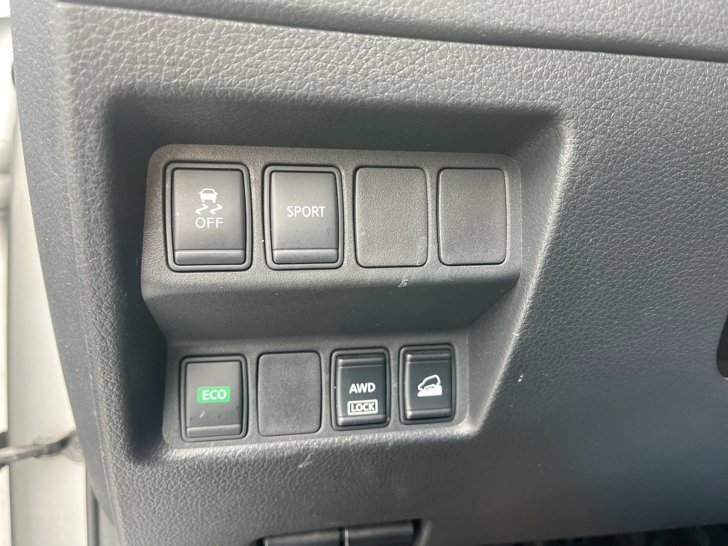 Used 2015 Nissan Rogue SV image 17