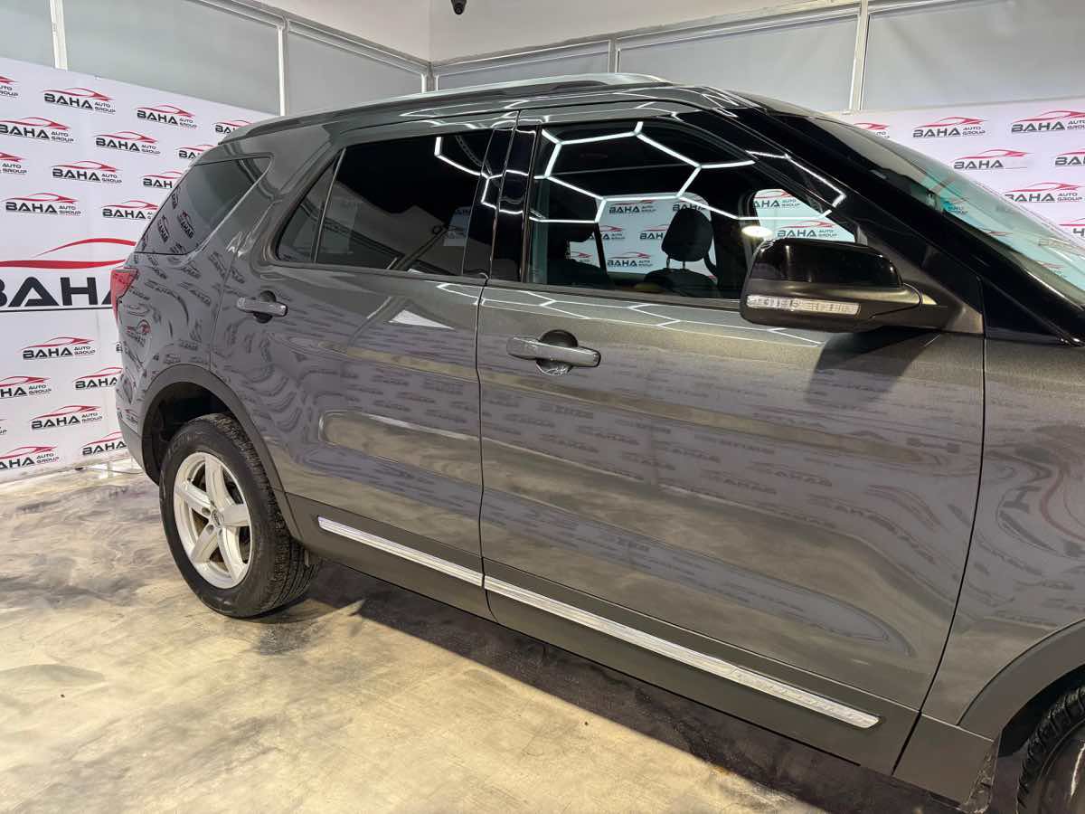 Used 2017 Ford Explorer XLT AWD/4WD image 4
