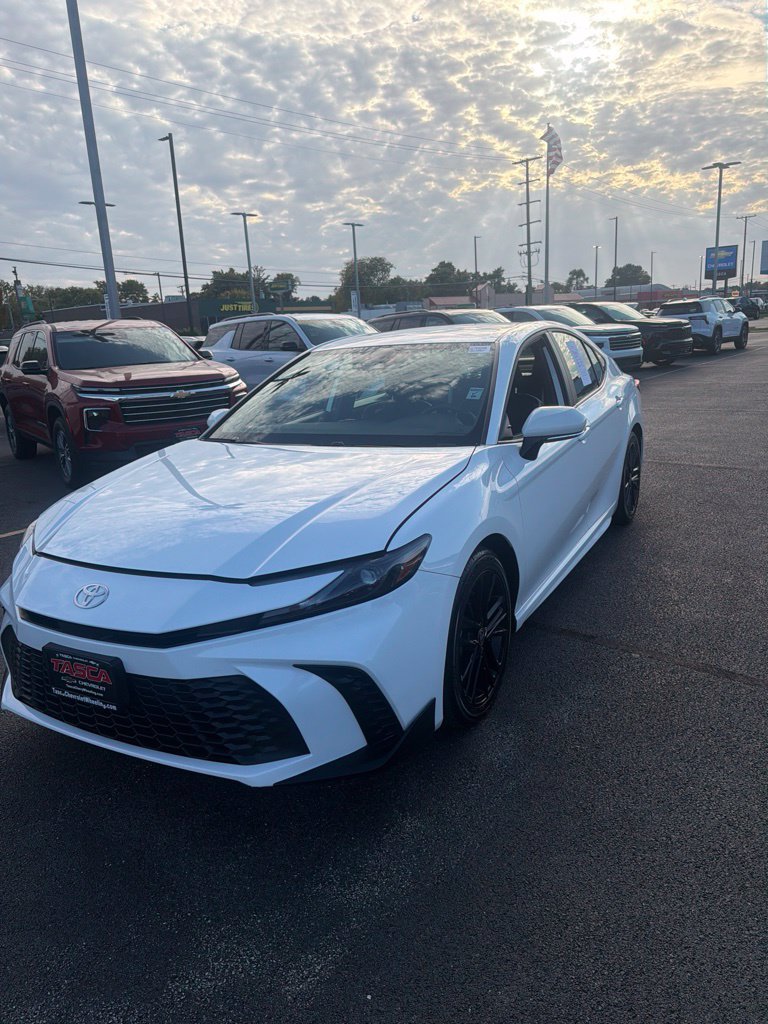 Used 2025 Toyota Camry SE FWD image 4
