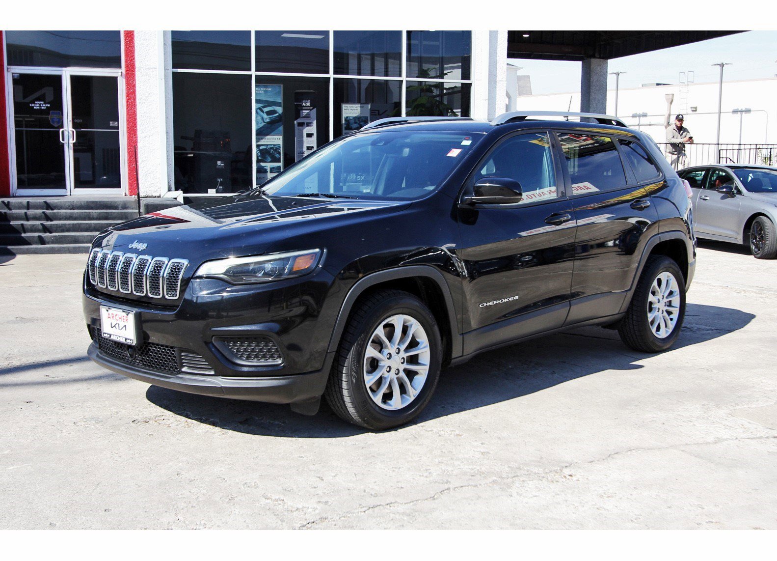 Used 2021 Jeep Cherokee Latitude FWD image 3