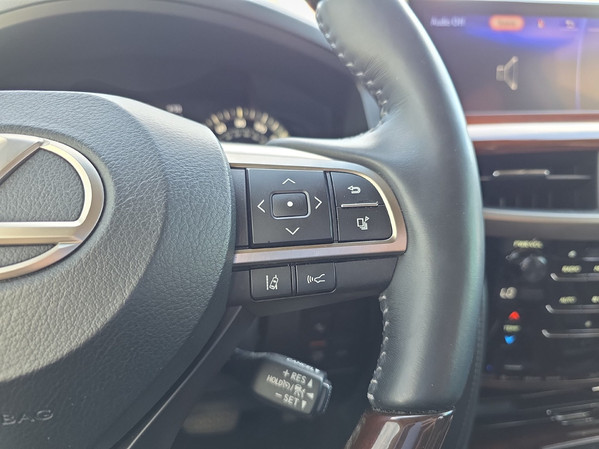 Used 2019 Lexus LX 570 4WD w/ Luxury Package image 18