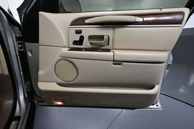 Used 2004 Lincoln Town Car Ultimate RWD image 36