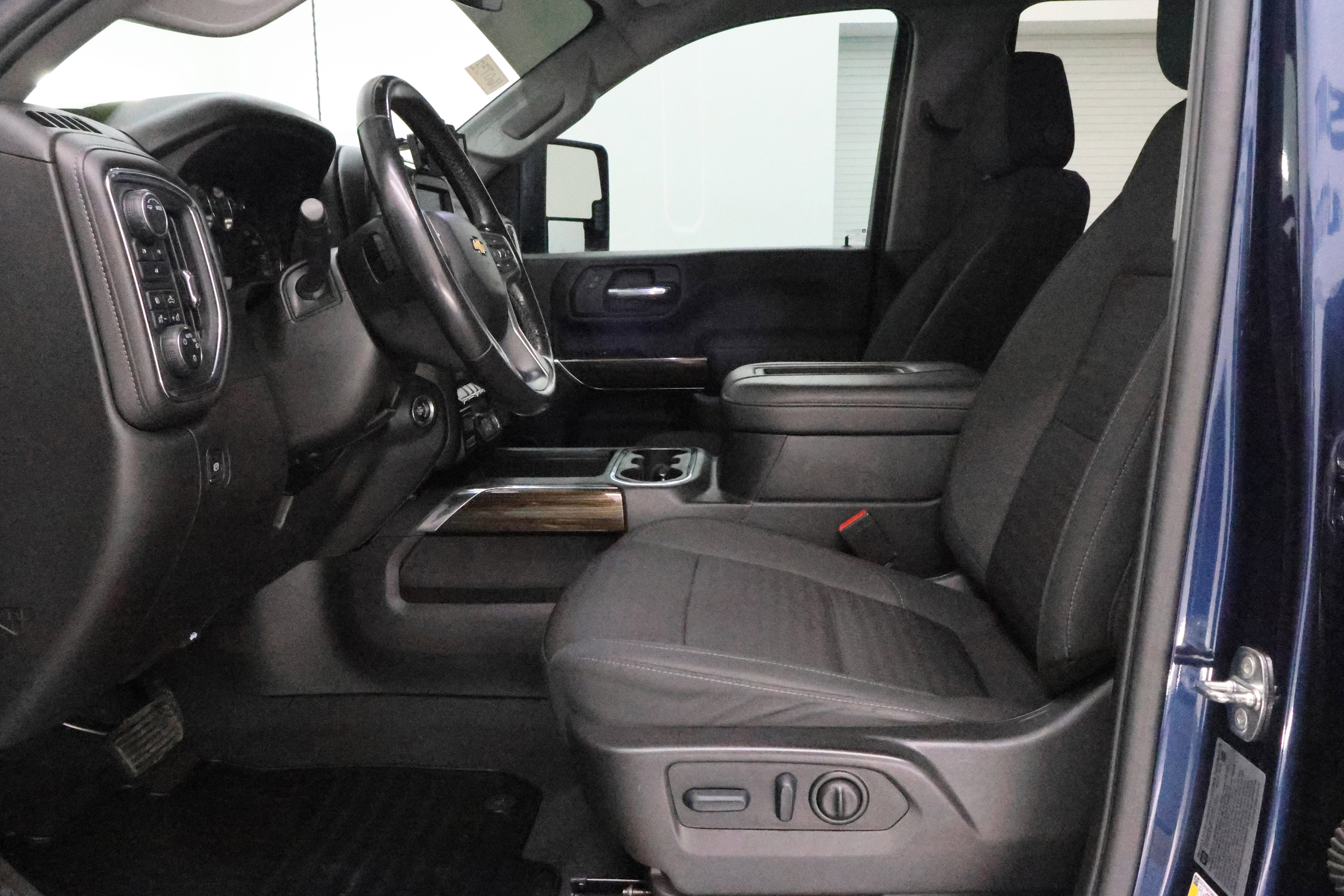 Used 2022 Chevrolet Silverado 2500 LT w/ Convenience Package image 8