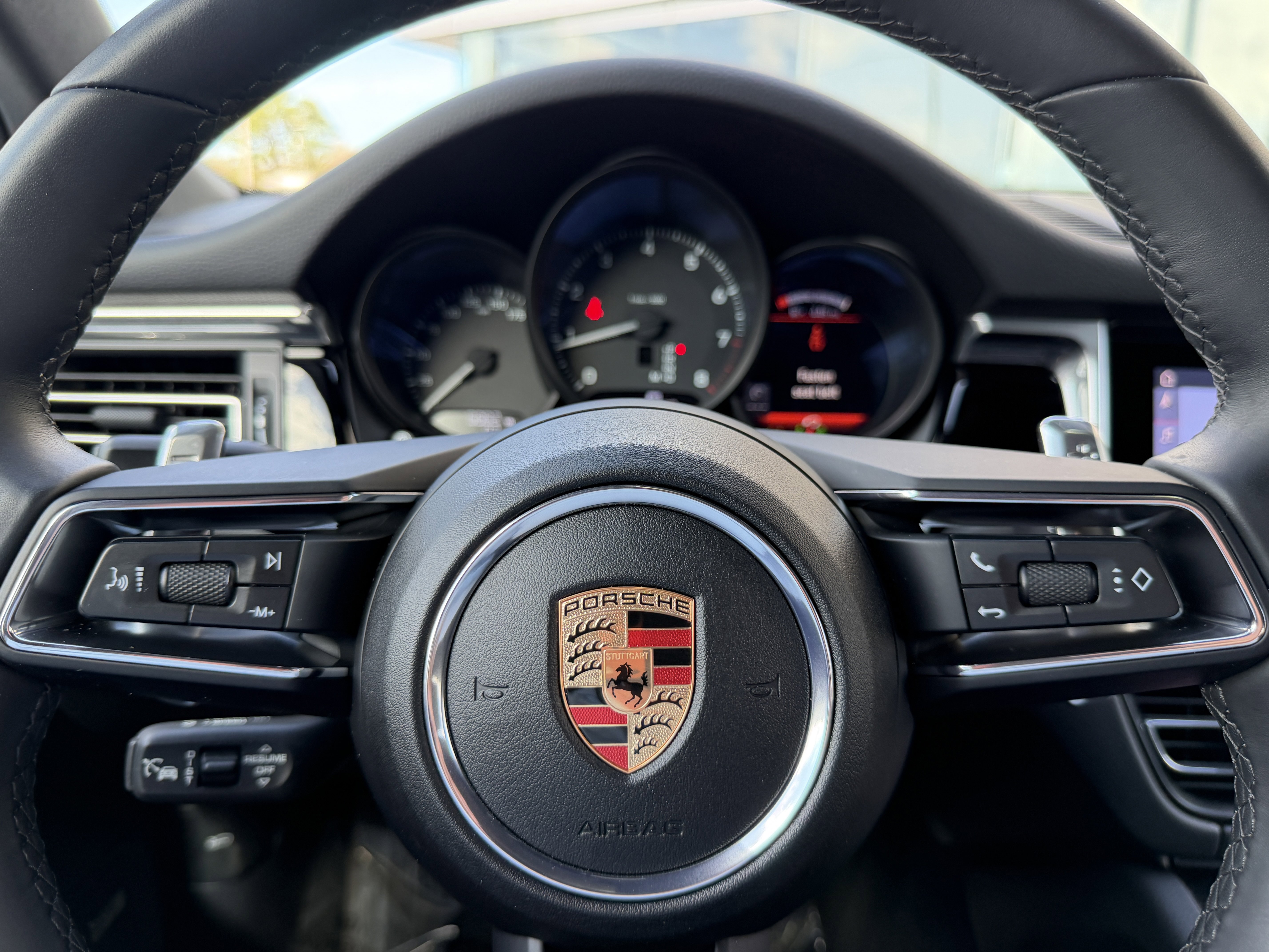 Certified 2025 Porsche Macan image 37