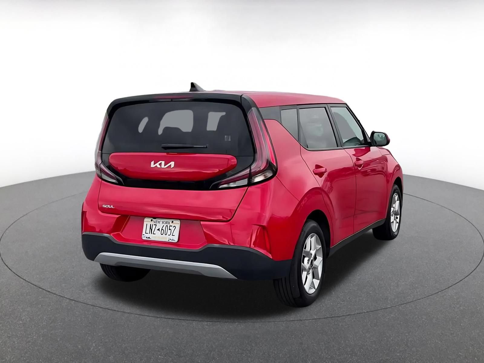 Used 2025 Kia Soul LX w/ LX Technology Package FWD image 14