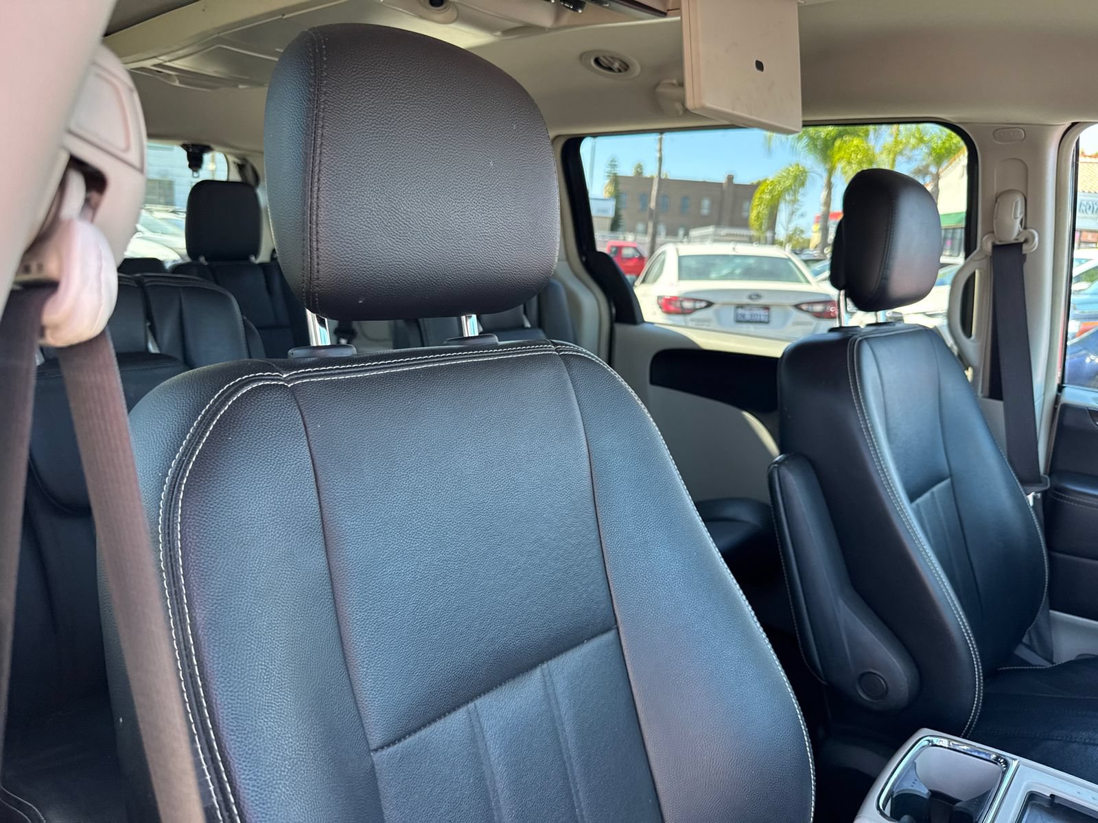 Used 2014 Chrysler Town & Country Touring FWD image 9
