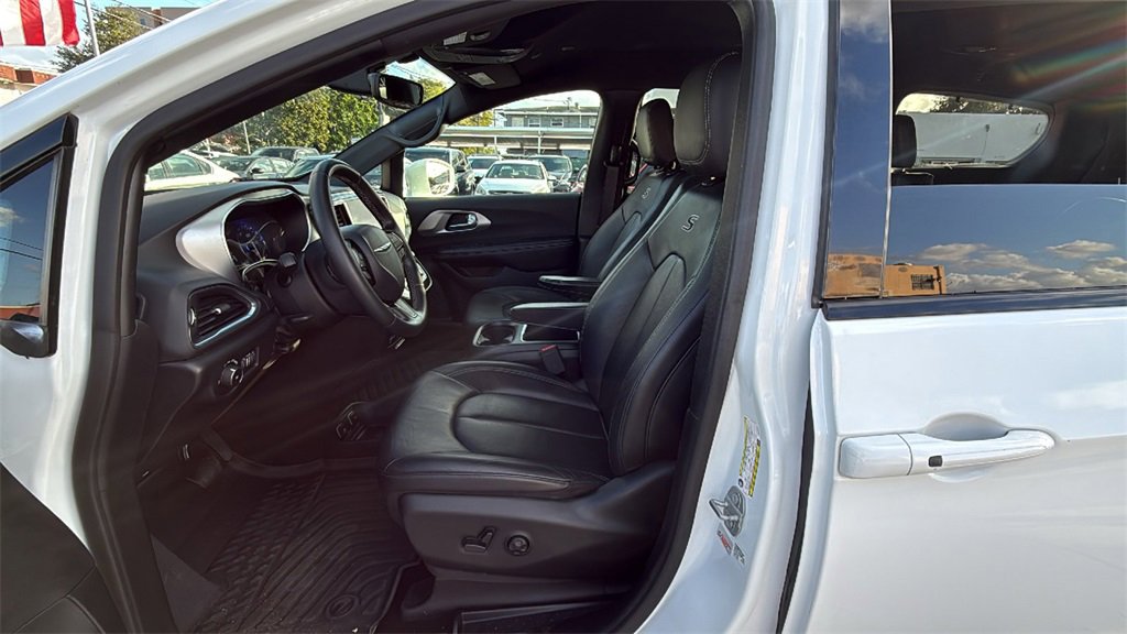 Used 2018 Chrysler Pacifica Touring-L Plus image 17