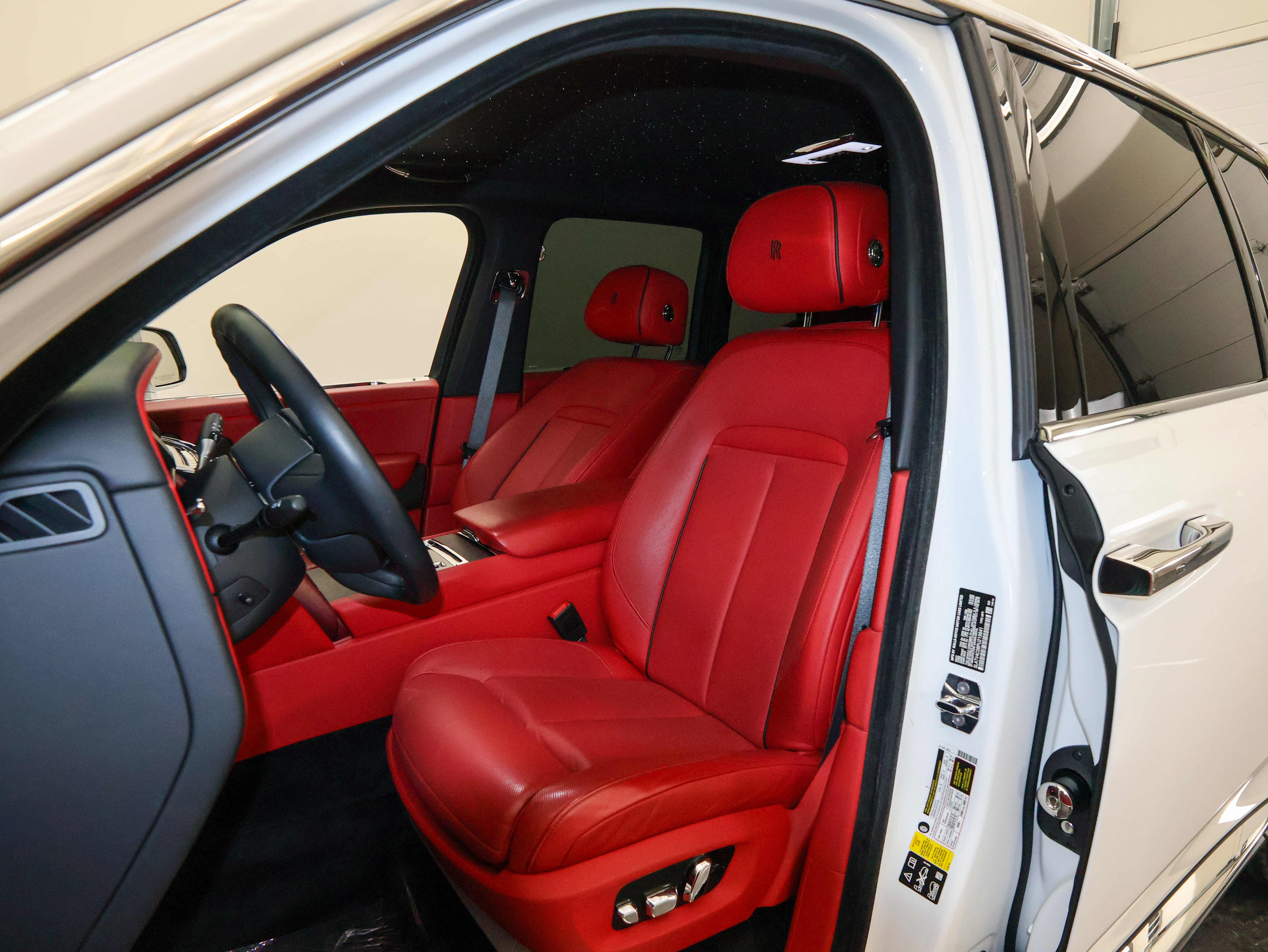 Used 2023 Rolls-Royce Cullinan image 19