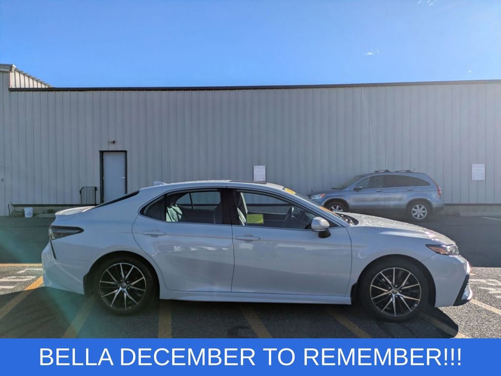 Used 2022 Toyota Camry SE image 3