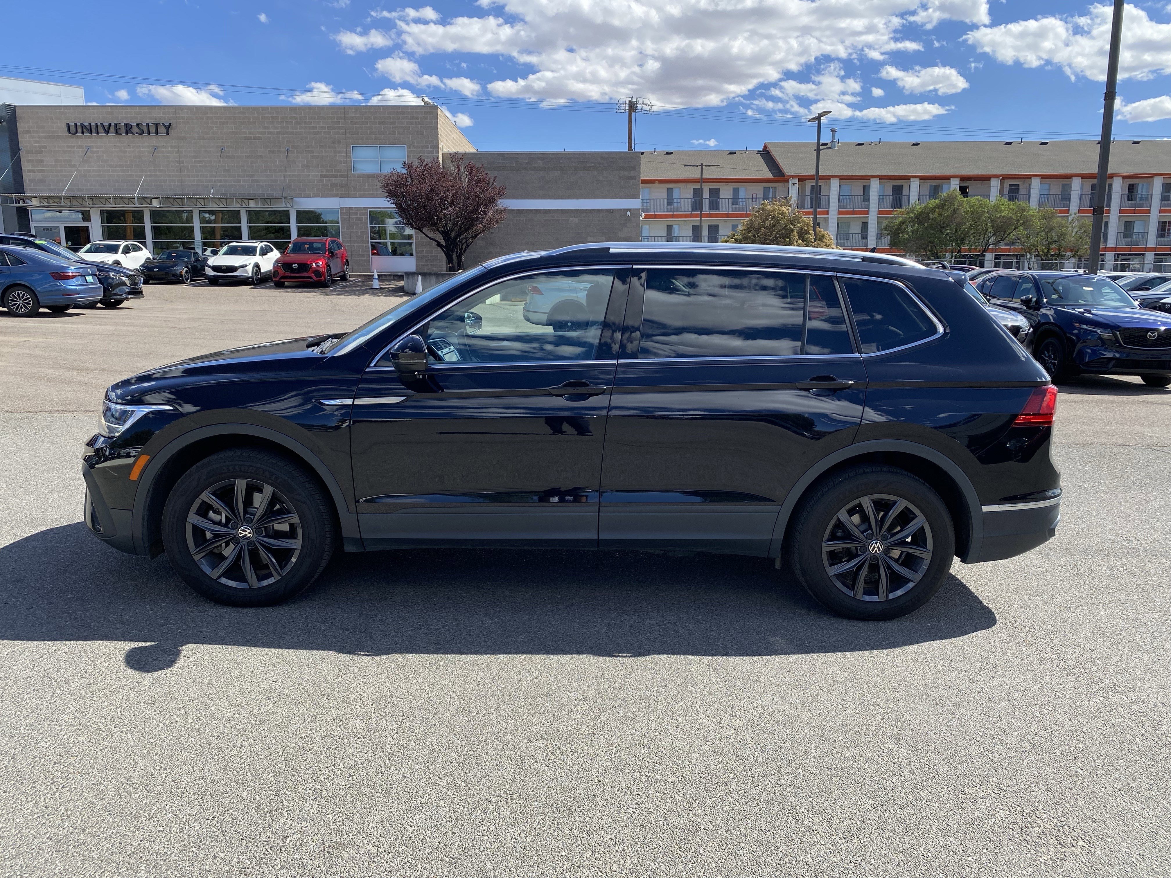 Used 2022 Volkswagen Tiguan SE w/ Panoramic Sunroof Package FWD image 42